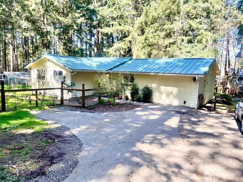 Photo of 805 Island Boulevard, Fox Island, WA 98333 (MLS # 2492108)