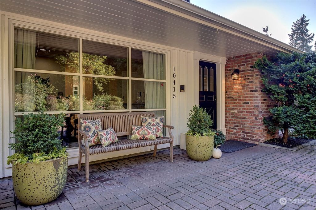 Photo of 10415 SE 29th Street, Bellevue, WA 98004 (MLS # 2169025)