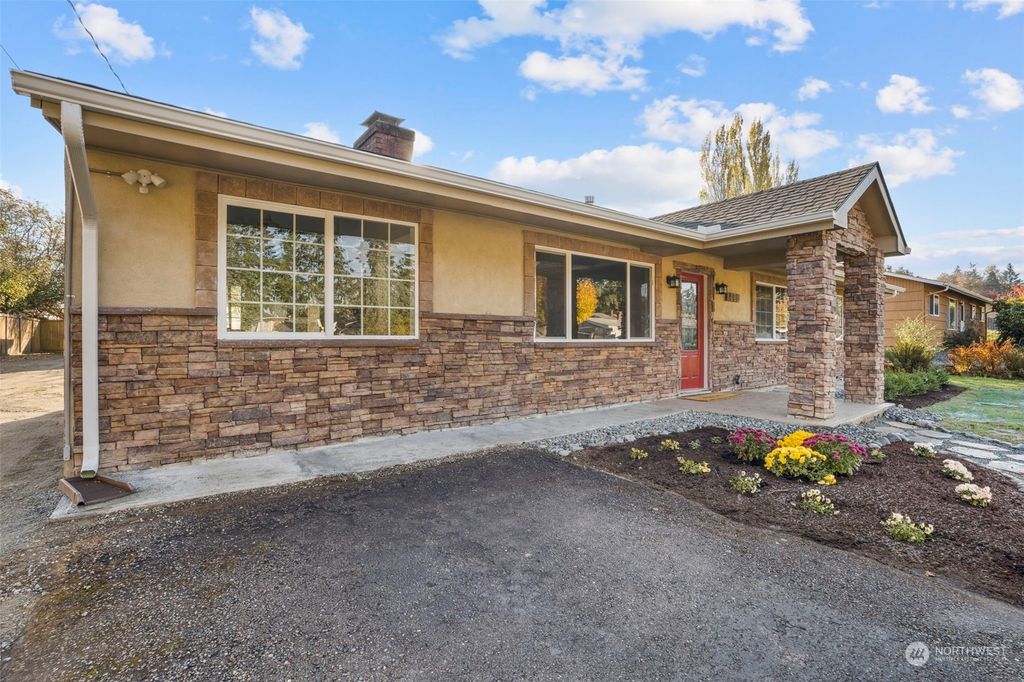 Photo of 1927 SW 350th Street, Federal Way, WA 98023 (MLS # 2016623)