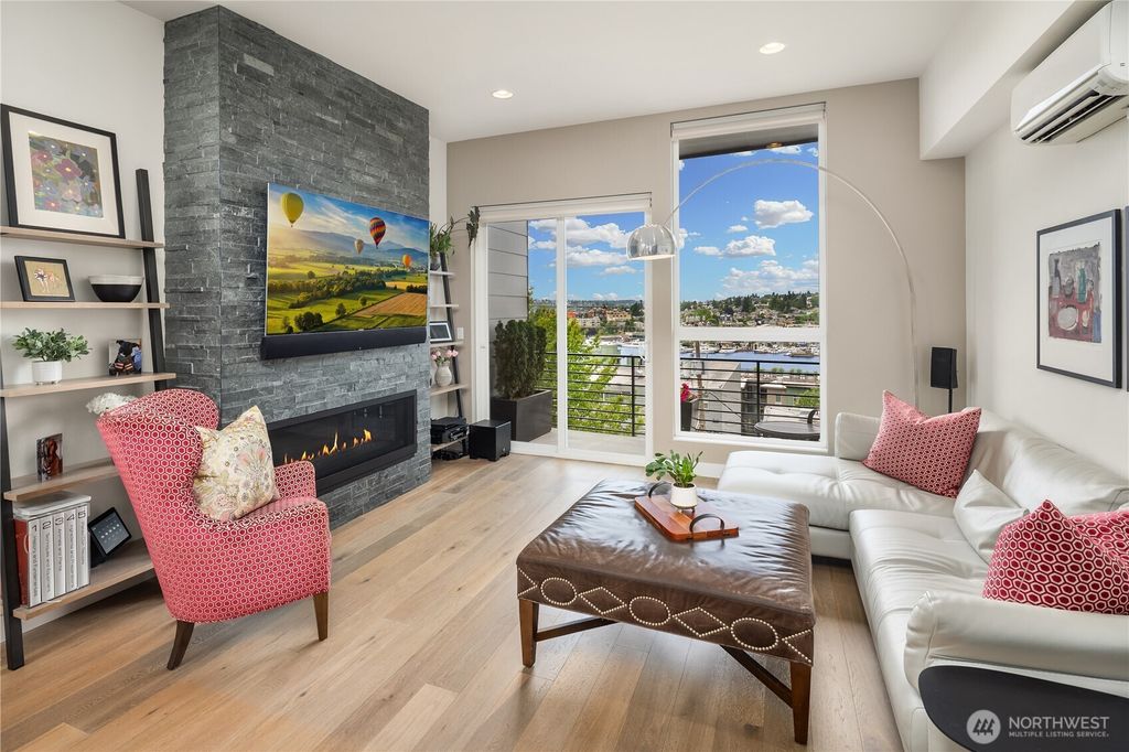 Photo of 2843 Franklin Avenue E, Seattle, WA 98102 (MLS # 2381897)