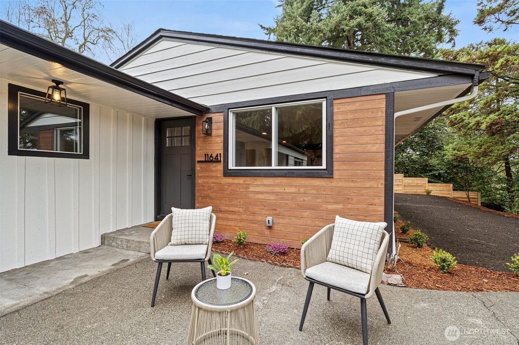 Photo of 11641 16th Avenue S, Burien, WA 98168 (MLS # 2348042)