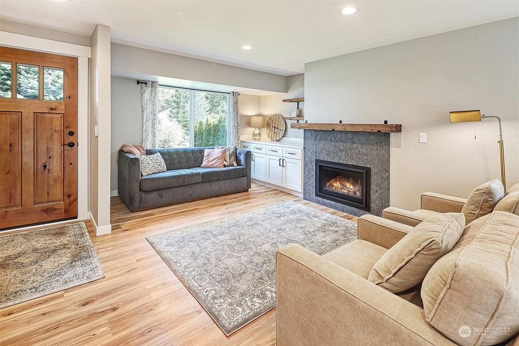 Photo of 27321 NE 30th Way, Redmond, WA 98053 (MLS # 2056987)