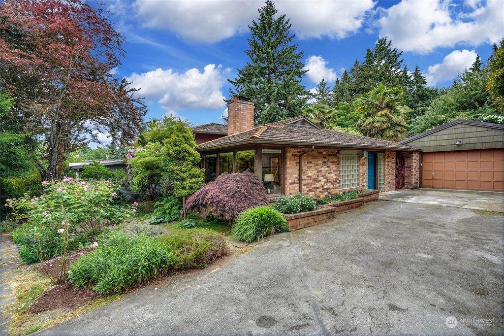 Photo of 2015 NE 127th Street, Seattle, WA 98125 (MLS # 2071435)