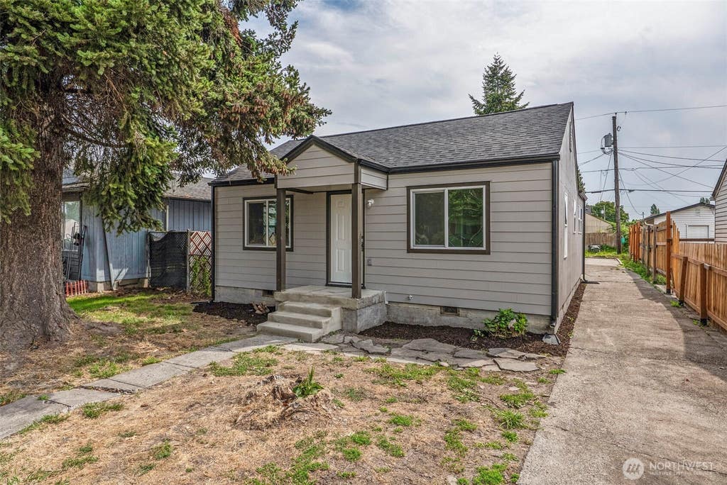 Photo of 256 28th Avenue, Longview, WA 98632 (MLS # 2573305)