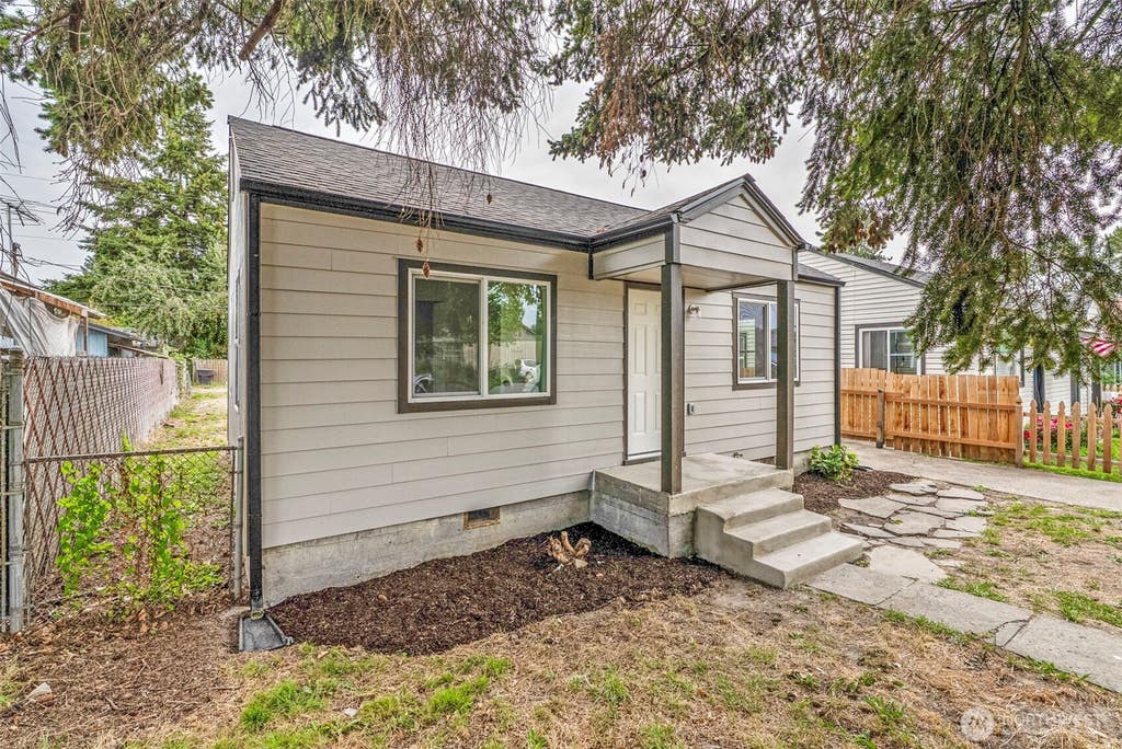 Photo of 256 28th Avenue, Longview, WA 98632 (MLS # 2573305)