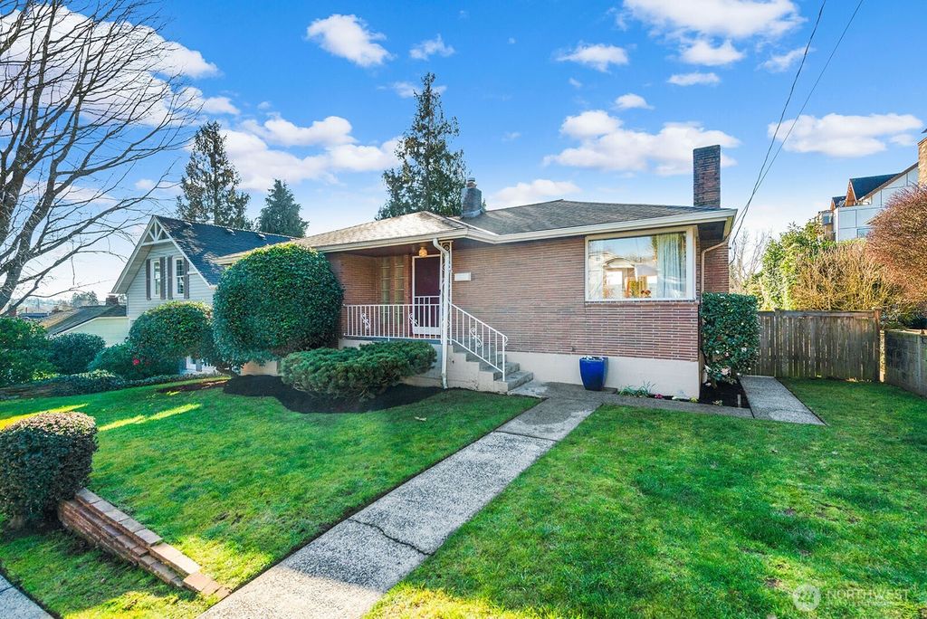 Photo of 909 N 75th Street, Seattle, WA 98103 (MLS # 2485964)