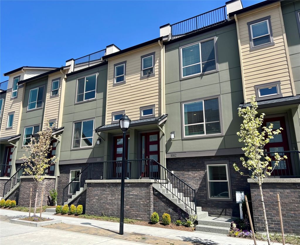 Photo of 1100 7th Avenue NE, Issaquah, WA 98029 (MLS # 2061164)