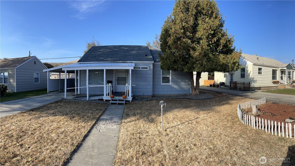 Photo of 1229 C Street SW, Ephrata, WA 98823 (MLS # 2460759)