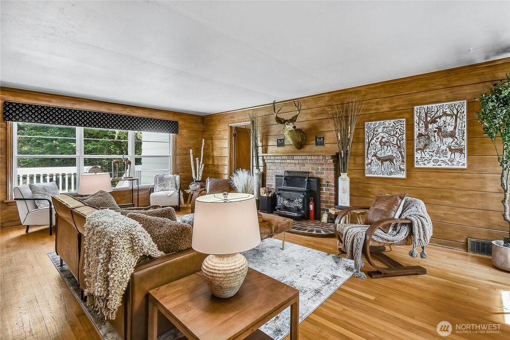 Photo of 9206 49th Avenue NE, Seattle, WA 98115 (MLS # 2390387)