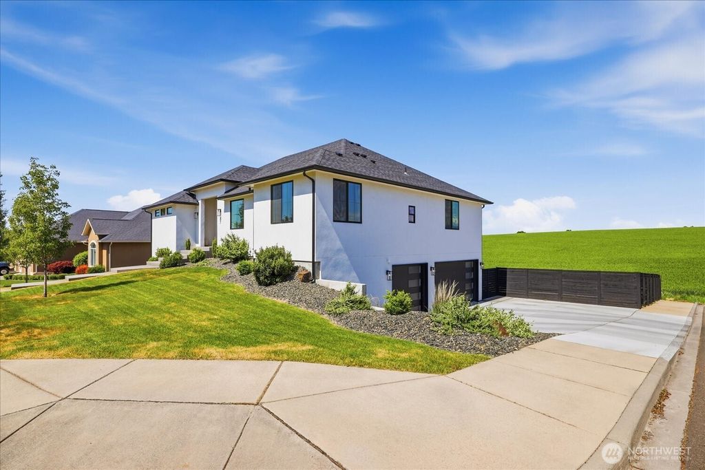Photo of 87 Coyote Ridge Drive, Walla Walla, WA 99362 (MLS # 2531984)