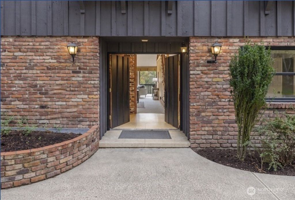 Photo of 16521 NE 1st Place, Bellevue, WA 98008 (MLS # 2501785)