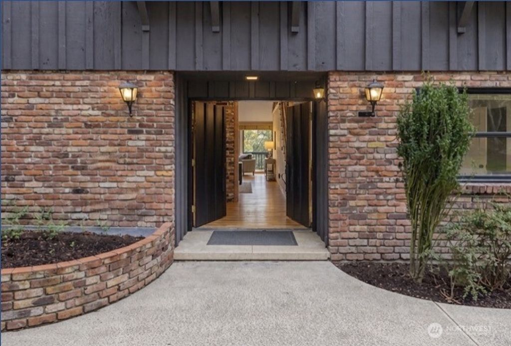 Photo of 16521 NE 1st Place, Bellevue, WA 98008 (MLS # 2501785)