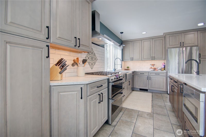 3737 Goldcrest Heights NW