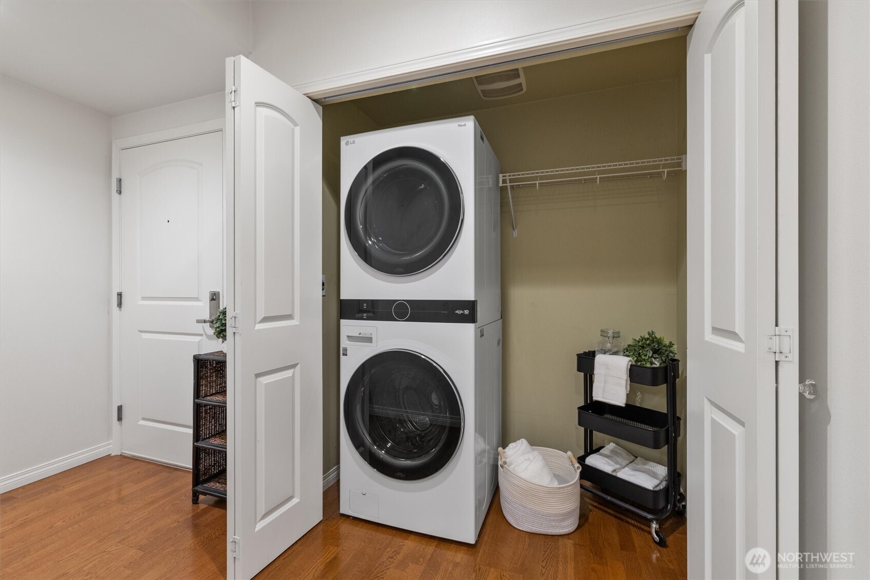 Seattle, Washington 98126, United States, 2 Bedrooms Bedrooms, ,2 BathroomsBathrooms,Residential,Active,220600