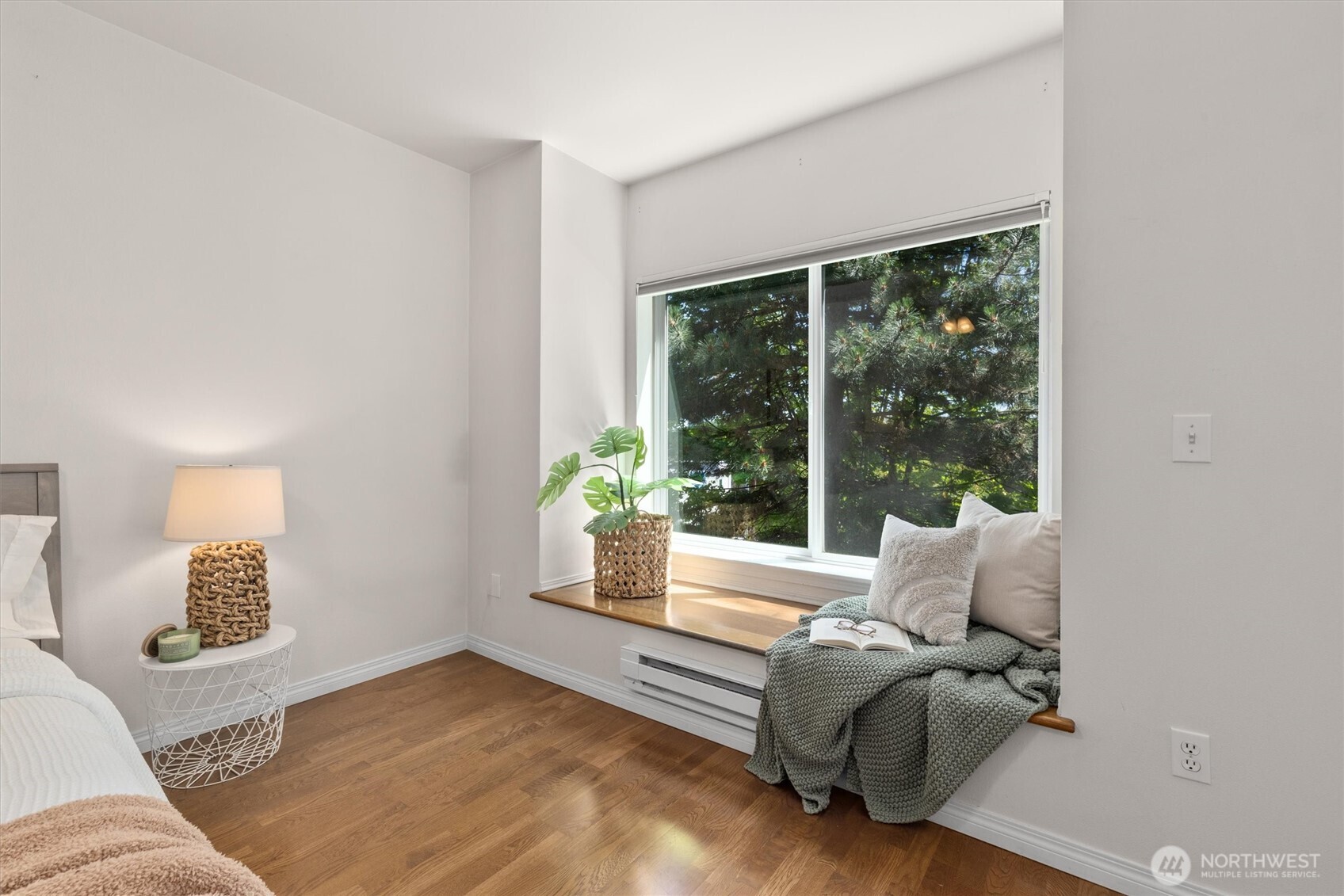 Seattle, Washington 98126, United States, 2 Bedrooms Bedrooms, ,2 BathroomsBathrooms,Residential,Active,220600