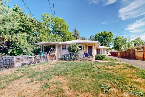 Photo of 1851 Carl Street, Walla Walla, WA 99362 (MLS # 2554415)