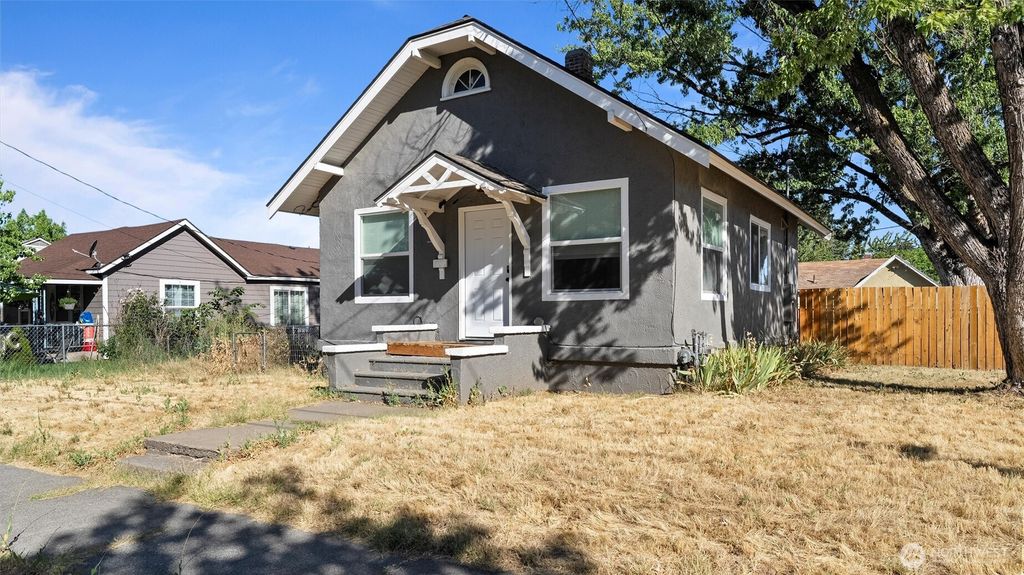 Photo of 902 Emma Street, Walla Walla, WA 99362 (MLS # 2481391)