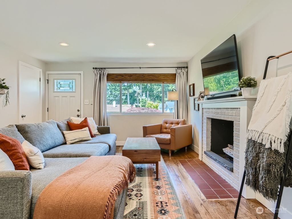 Photo of 31460 13th Avenue SW, Federal Way, WA 98023 (MLS # 2132350)