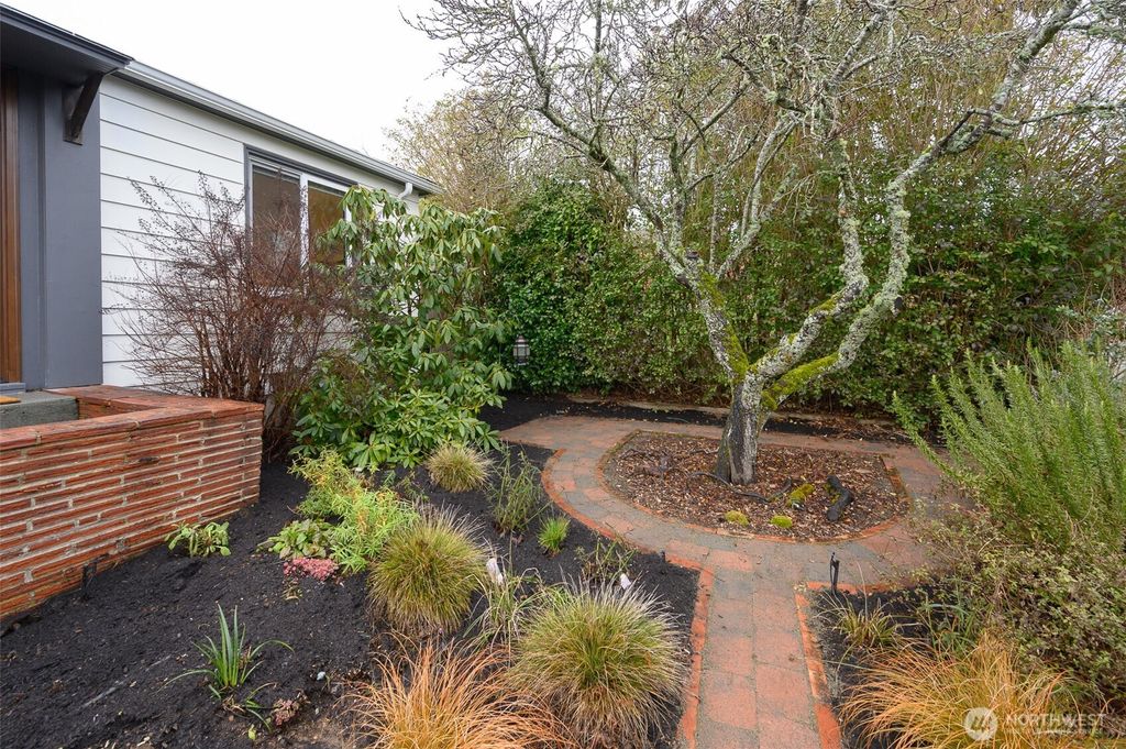 Photo of 8435 40th Avenue SW, Seattle, WA 98136 (MLS # 2331168)