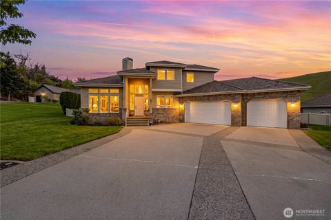 Photo of 2011 Maiden Lane, Wenatchee, WA 98801 (MLS # 2499591)
