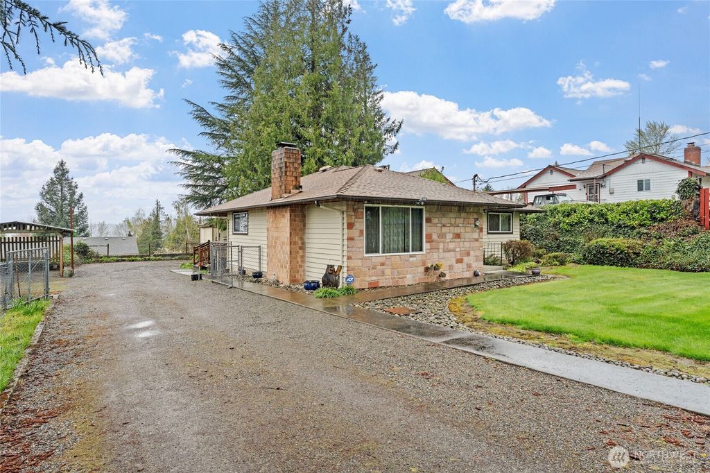 Photo of 17019 106th Avenue SE, Renton, WA 98055 (MLS # 2357914)