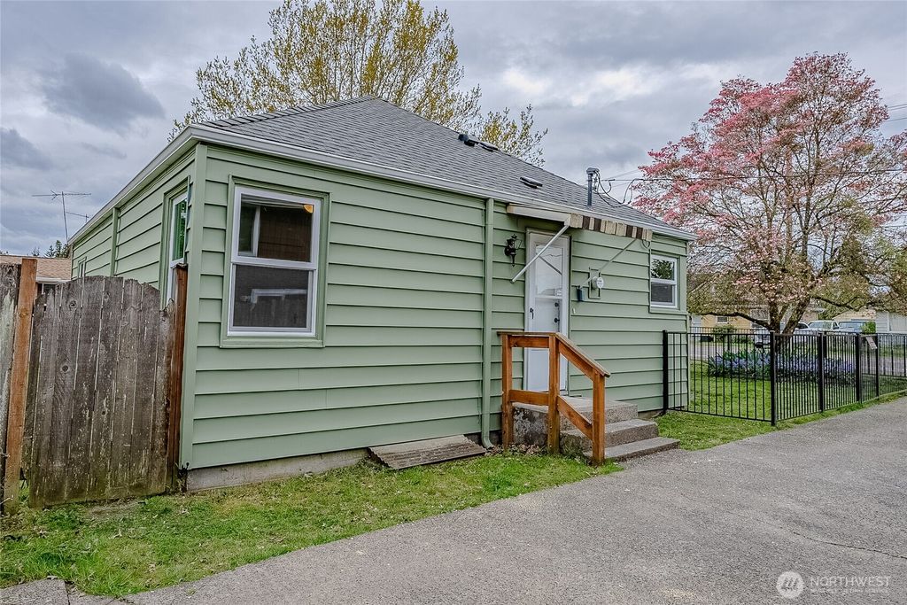 Photo of 150 R Street SE, Auburn, WA 98002 (MLS # 2511438)