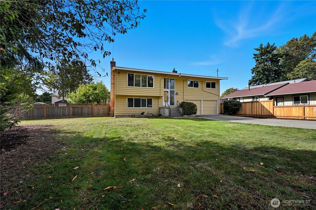 Photo of 24335 24th Avenue S, Des Moines, WA 98198 (MLS # 2441103)
