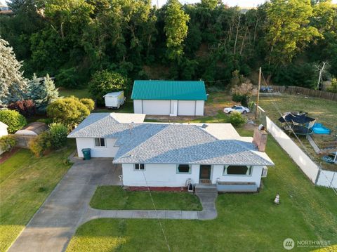 Photo of 636 Pierce Street, Milton-Freewater, OR 97862 (MLS # 2517651)