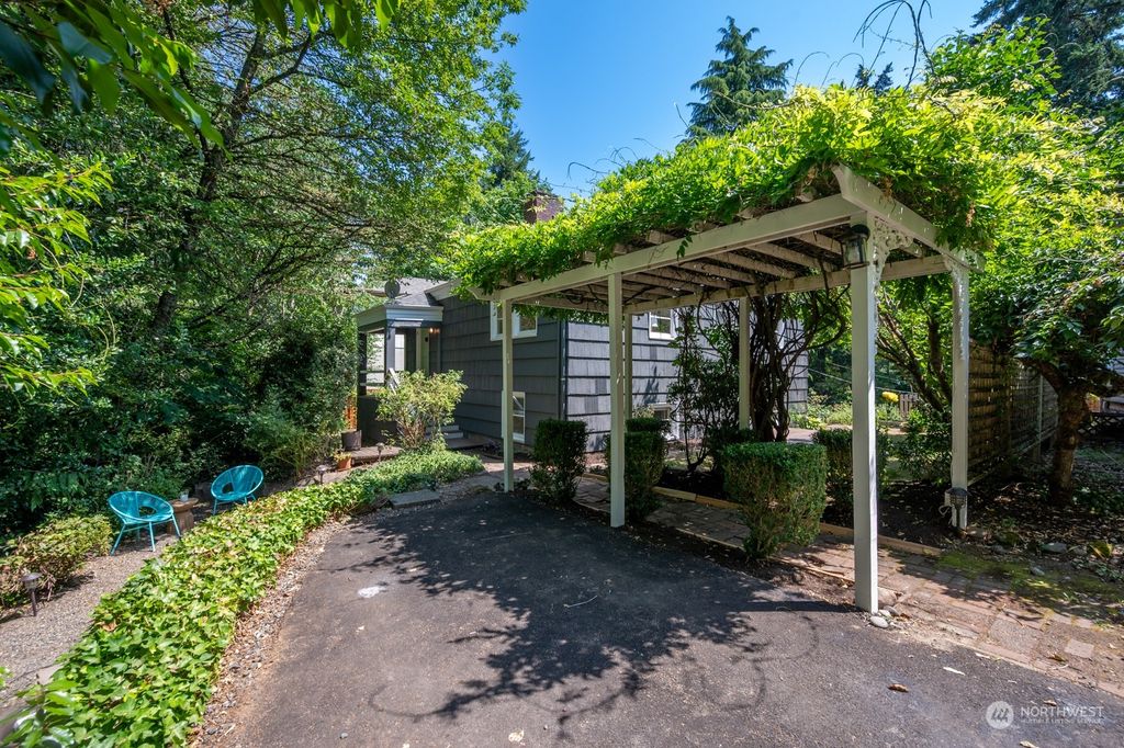 Photo of 229 NE 139th Street, Seattle, WA 98125 (MLS # 2137768)