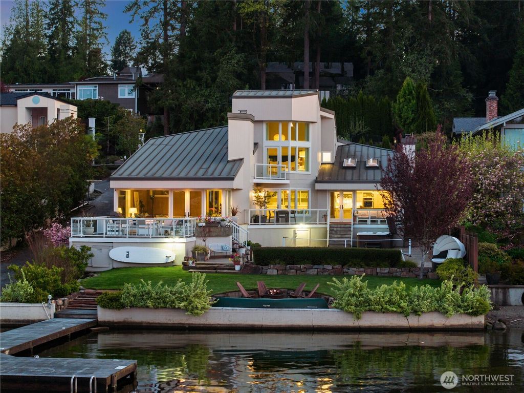 Photo of 2850 W Lake Sammamish Parkway NE, Redmond, WA 98052 (MLS # 2364734)