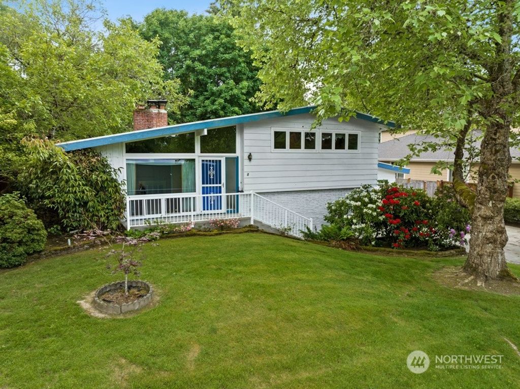 Photo of 14723 SE Eastgate Drive, Bellevue, WA 98006 (MLS # 2075769)