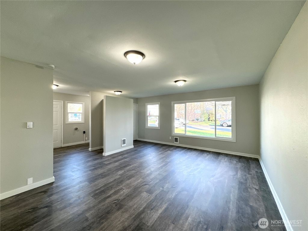 Photo of 961 - 963 17th Avenue, Longview, WA 98632 (MLS # 2480780)