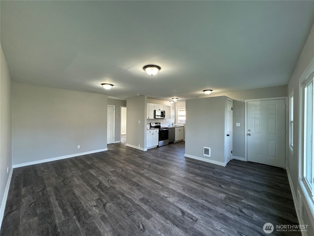 Photo of 961 - 963 17th Avenue, Longview, WA 98632 (MLS # 2480780)