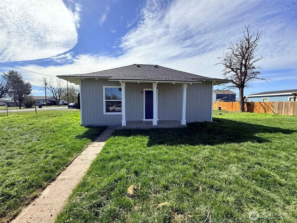 Photo of 7 Second Street, Touchet, WA 99360 (MLS # 2503304)