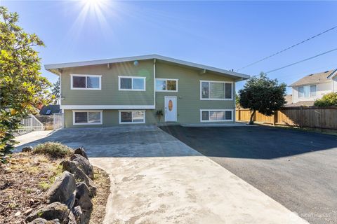 Photo of 3905 NE 6th Street, Renton, WA 98056 (MLS # 2436449)