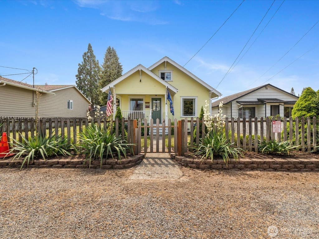 Photo of 2212 Columbia Avenue, Everett, WA 98203 (MLS # 2558256)