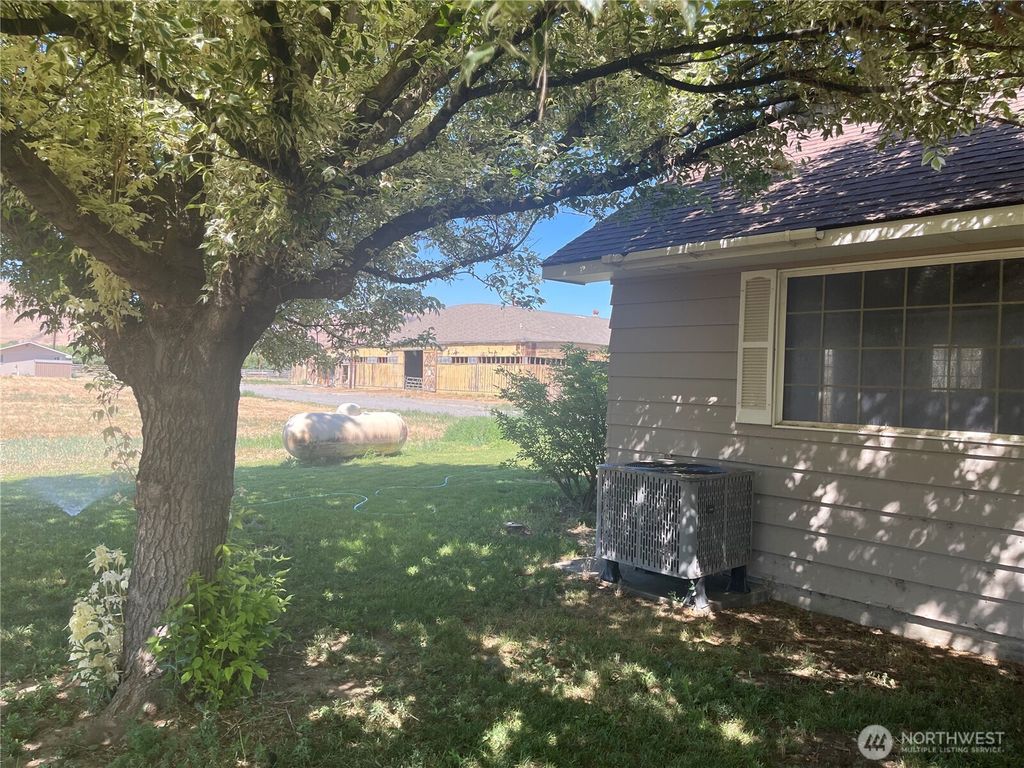 listing image 9361859338380593897