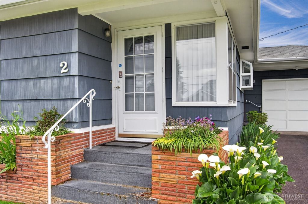 Photo of 2 Pacific Place, Longview, WA 98632 (MLS # 2514782)