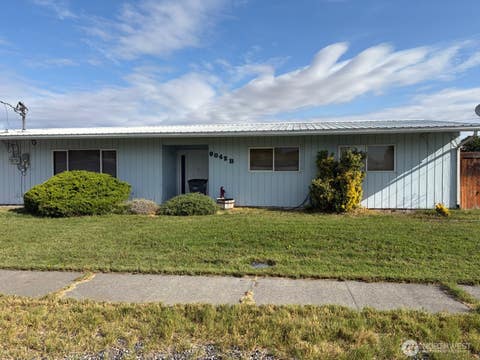 Photo of 9042 Forrestal Lane #B, Moses Lake, WA 98837 (MLS # 2547851)
