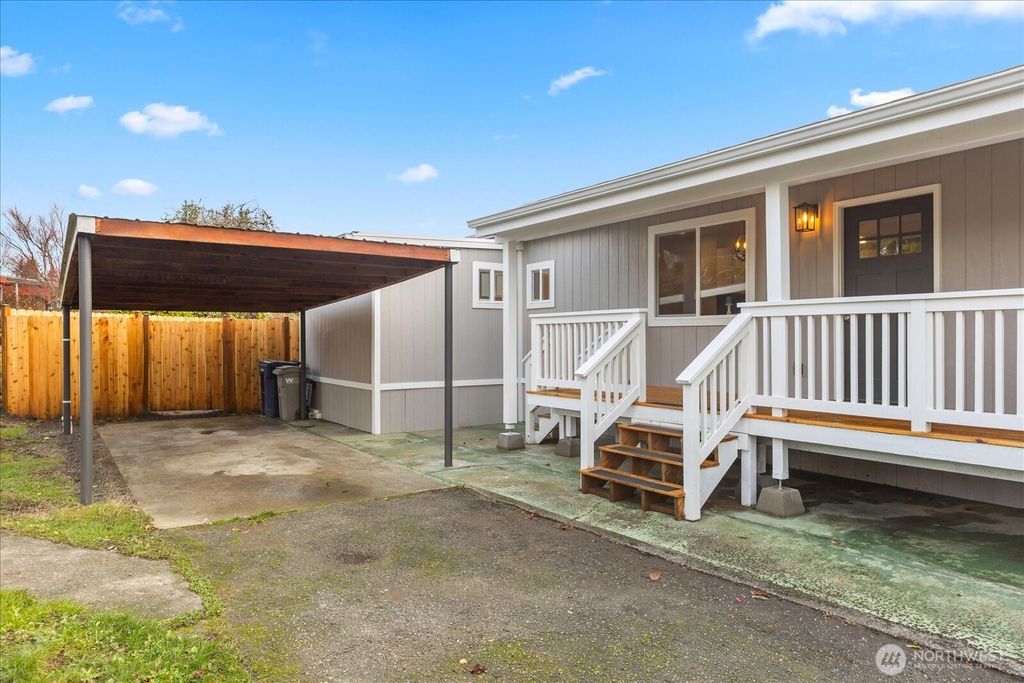 Photo of 14322 Admirality Way Way #31, Lynnwood, WA 98087 (MLS # 2461067)