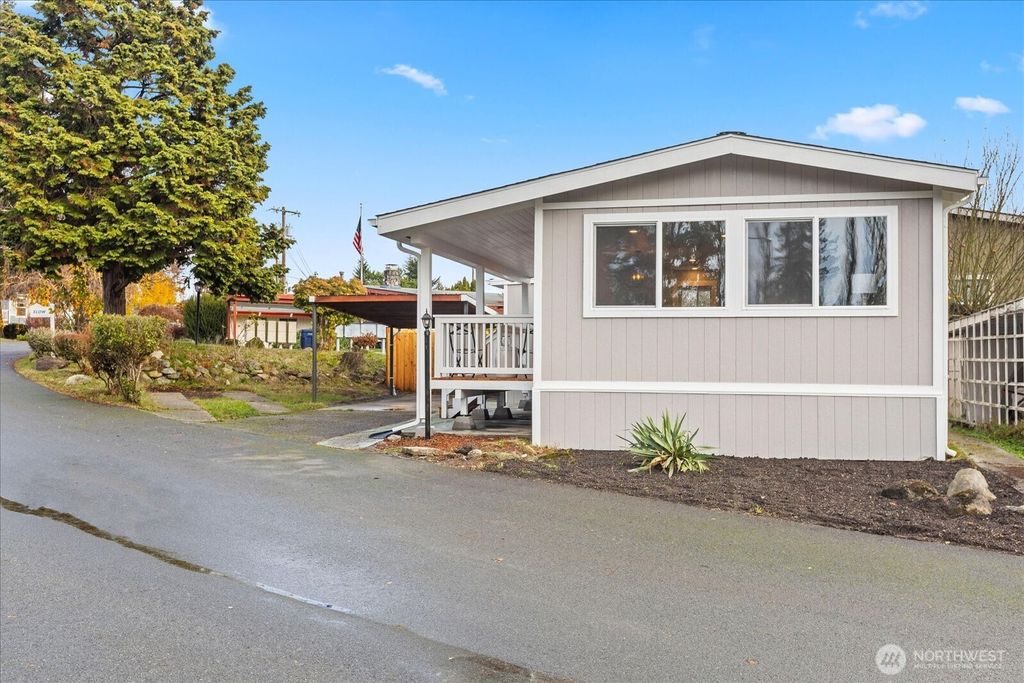 Photo of 14322 Admirality Way Way #31, Lynnwood, WA 98087 (MLS # 2461067)