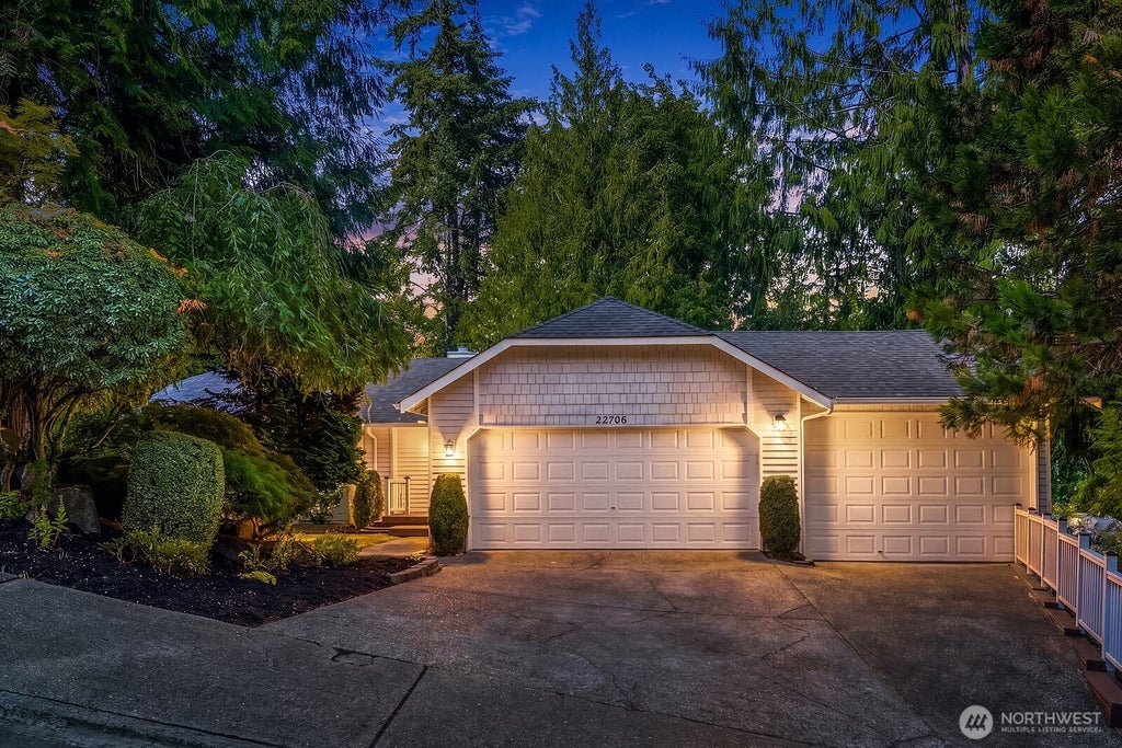 Photo of 22706 NE 12th Place, Sammamish, WA 98074 (MLS # 2584279)