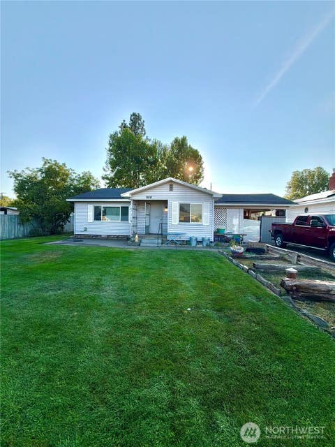 Photo of 908 N 29th AVE, Yakima, WA 98902 (MLS # 2572895)