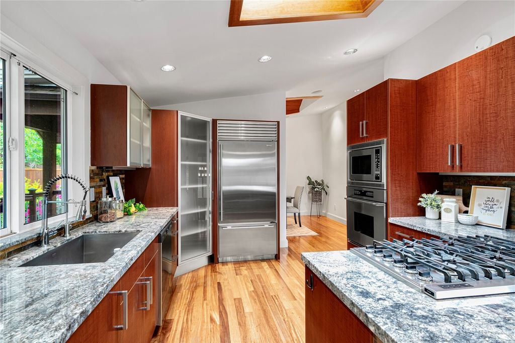 listing image 9368421441815496489
