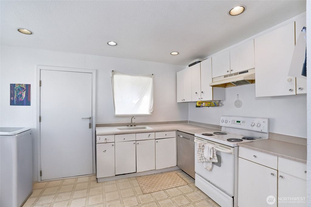 Photo of 17825 118TH Avenue SE, Renton, WA 98058 (MLS # 2442502)