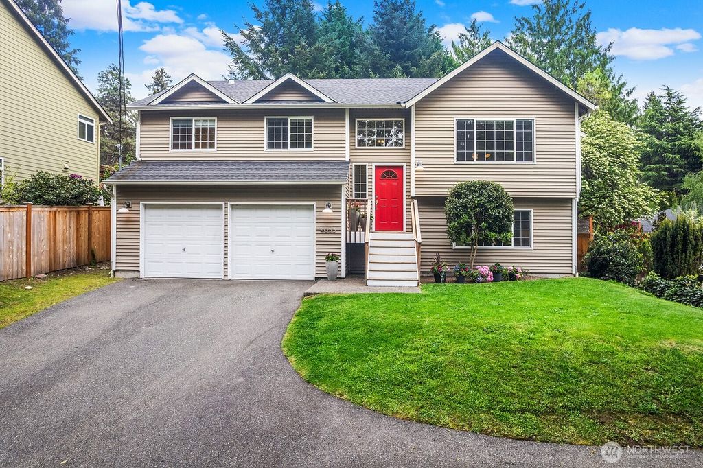 Photo of 4035 NE 110th Street, Seattle, WA 98125 (MLS # 2520524)