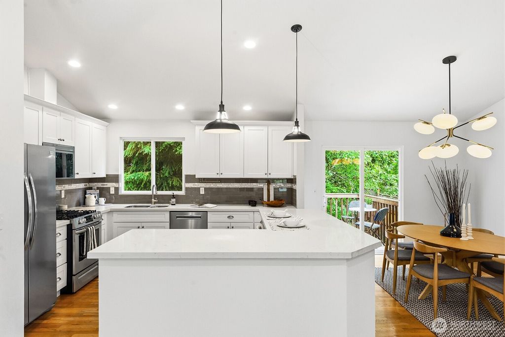 Photo of 4035 NE 110th Street, Seattle, WA 98125 (MLS # 2520524)
