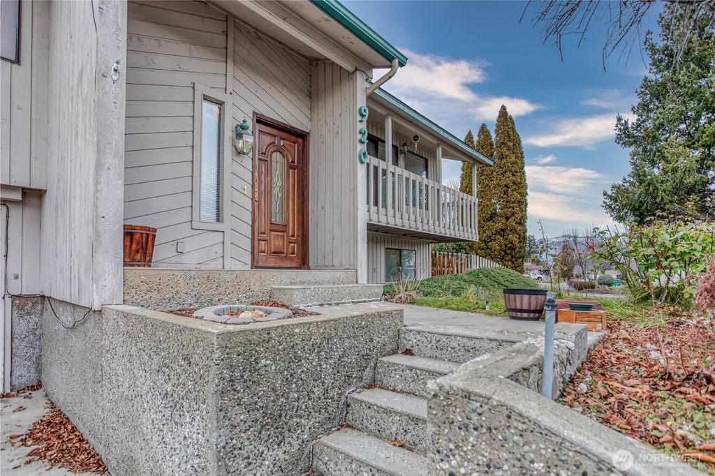 Photo of 920 Willis St St, Wenatchee, WA 98801 (MLS # 2460123)