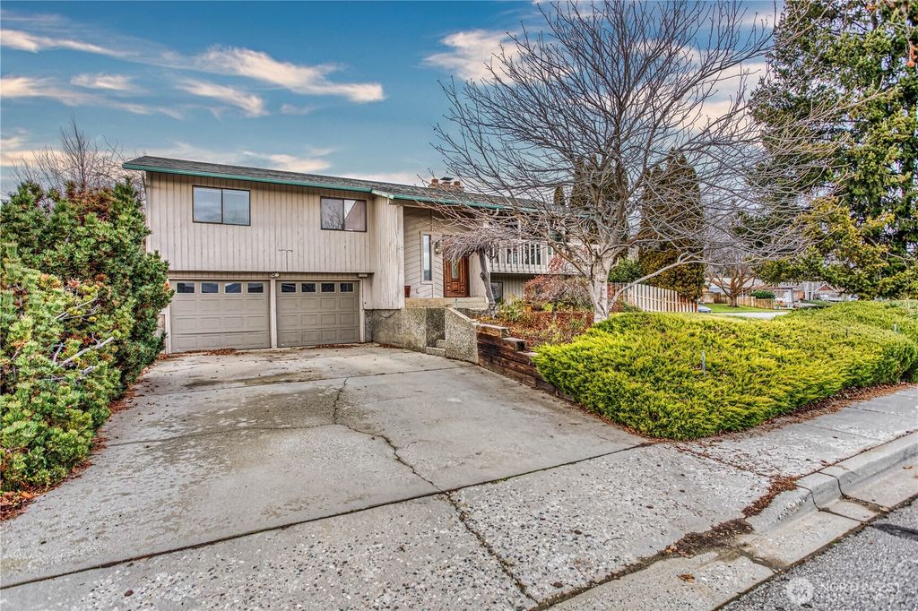 Photo of 920 Willis St St, Wenatchee, WA 98801 (MLS # 2460123)