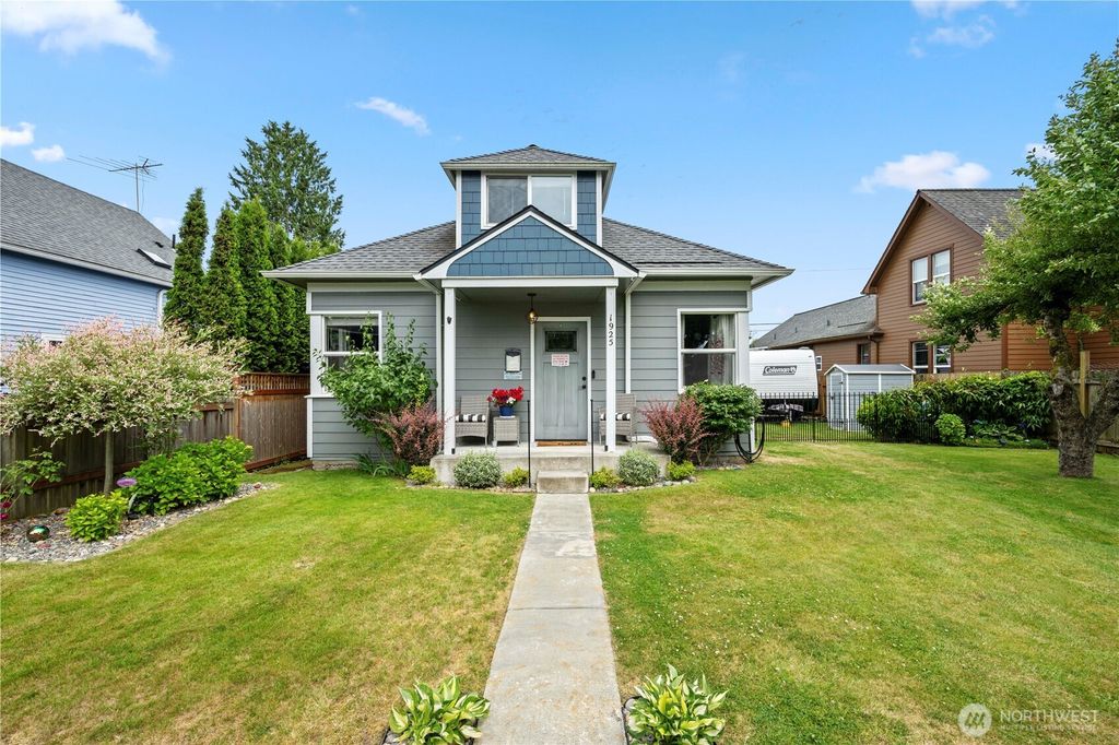 Photo of 1925 Rainier Avenue, Everett, WA 98201 (MLS # 2539441)